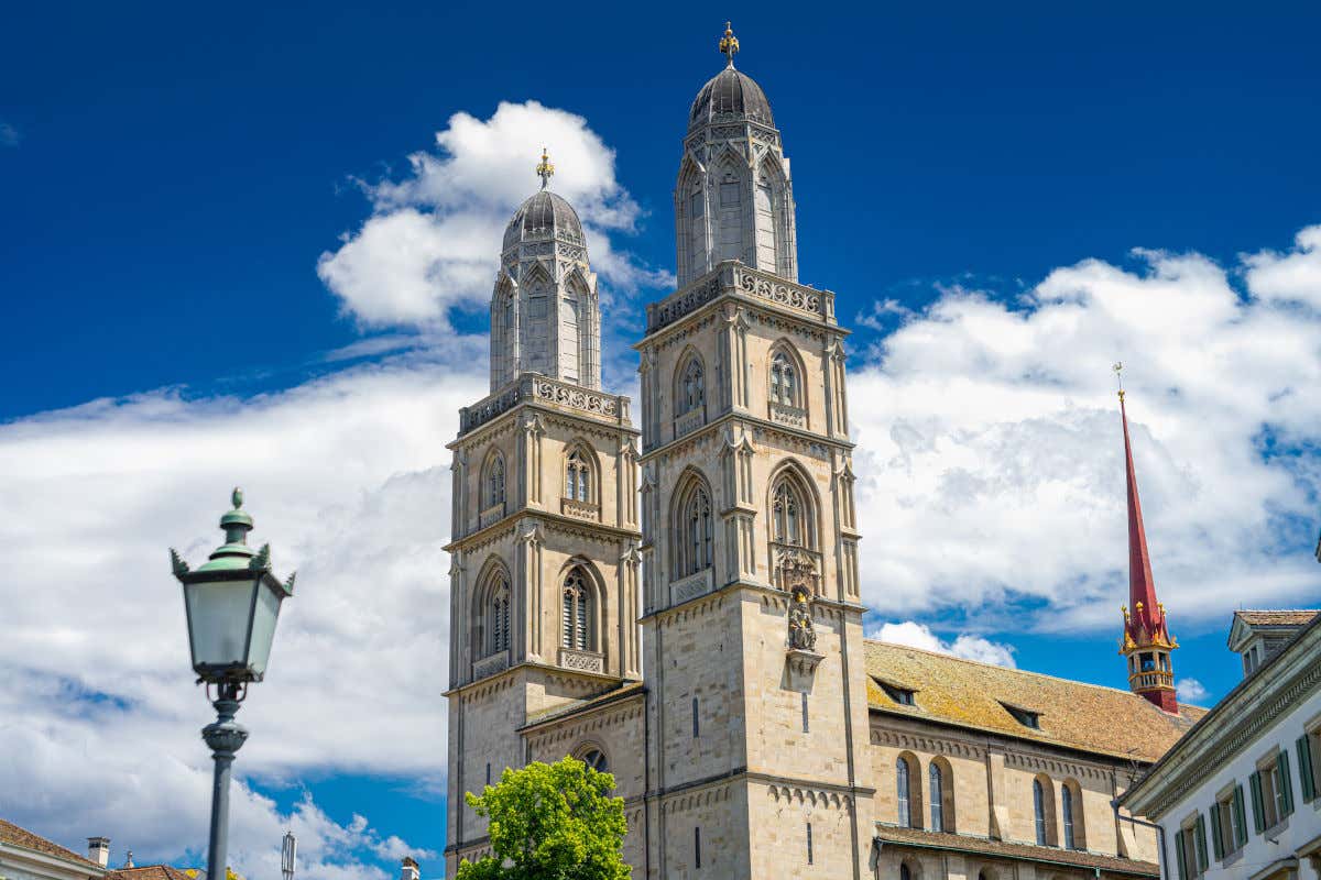 Fachada de la Grossmünster, una iglesia de Zúrich que destaca por sus dos altas torres y su aguja rojiza que sobresale en su nave central