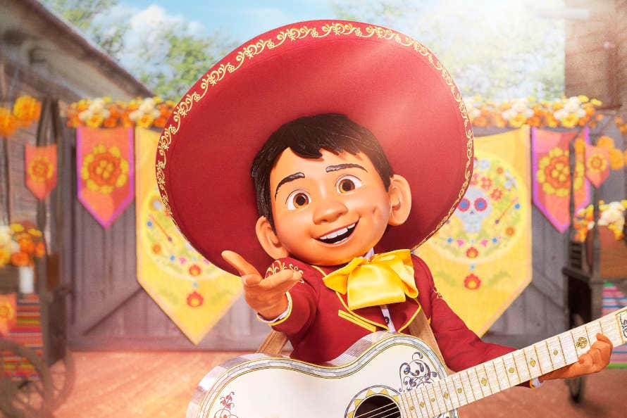 El protagonista de la película Coco, Miguel, con su traje de mariachi y la guitarra blanca