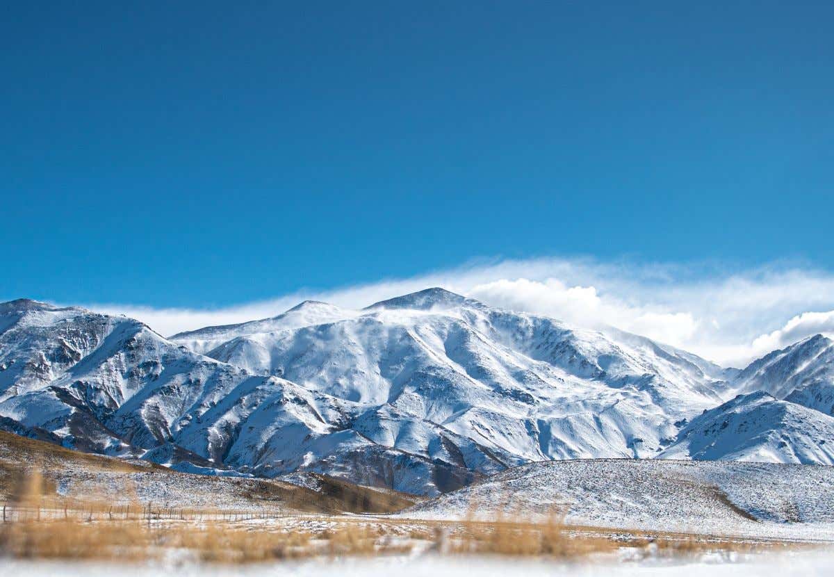 Las montañas altas de los Andes en Mendoza donde se aprecian las cumbres nevadas