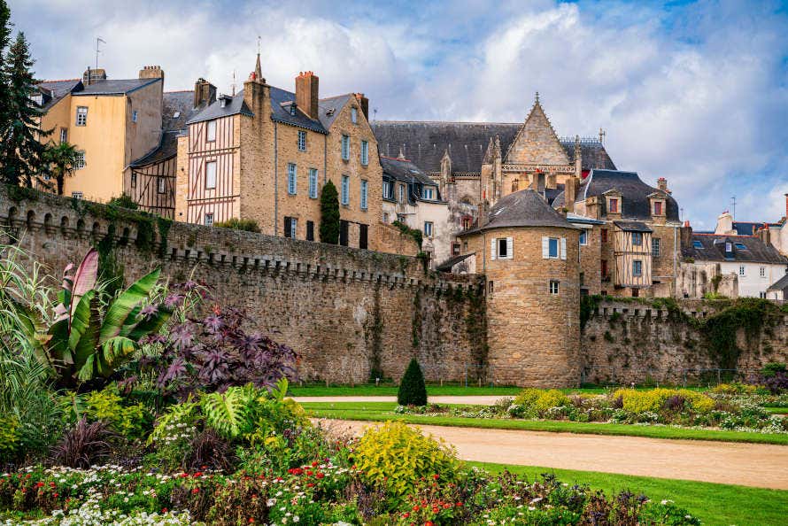 Las murallas de Remparts Vannes en un día soleado con sus jardines verdes llenos de flores en la Bretaña francesa