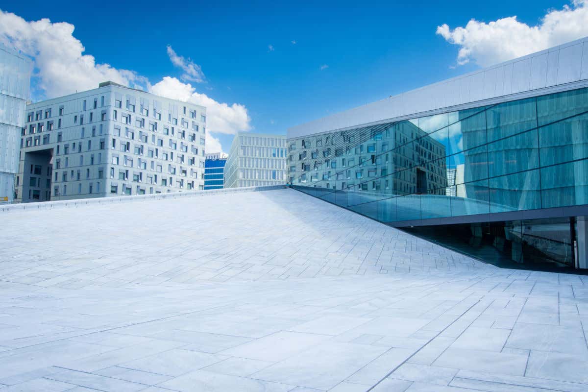 Arquitectura vanguardista que combina cristal con bloques blancos en la Ópera de Oslo