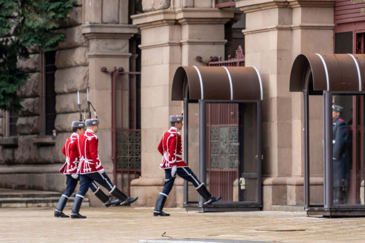 El cambio de guardia en el Palacio Presidencial en la entrada del edificio