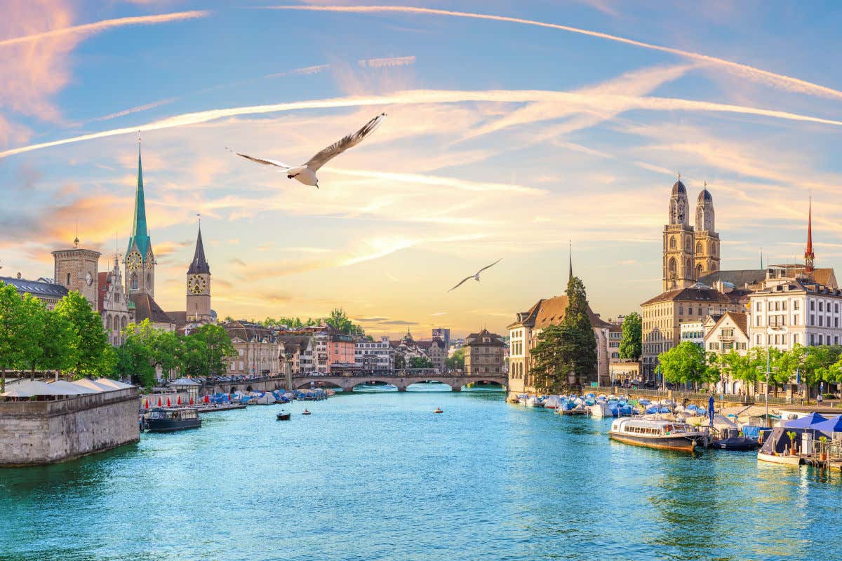 Panorámica del lago de Zúrich dividiendo en dos la ciudad con varias casas e iglesias con torres a ambos lados