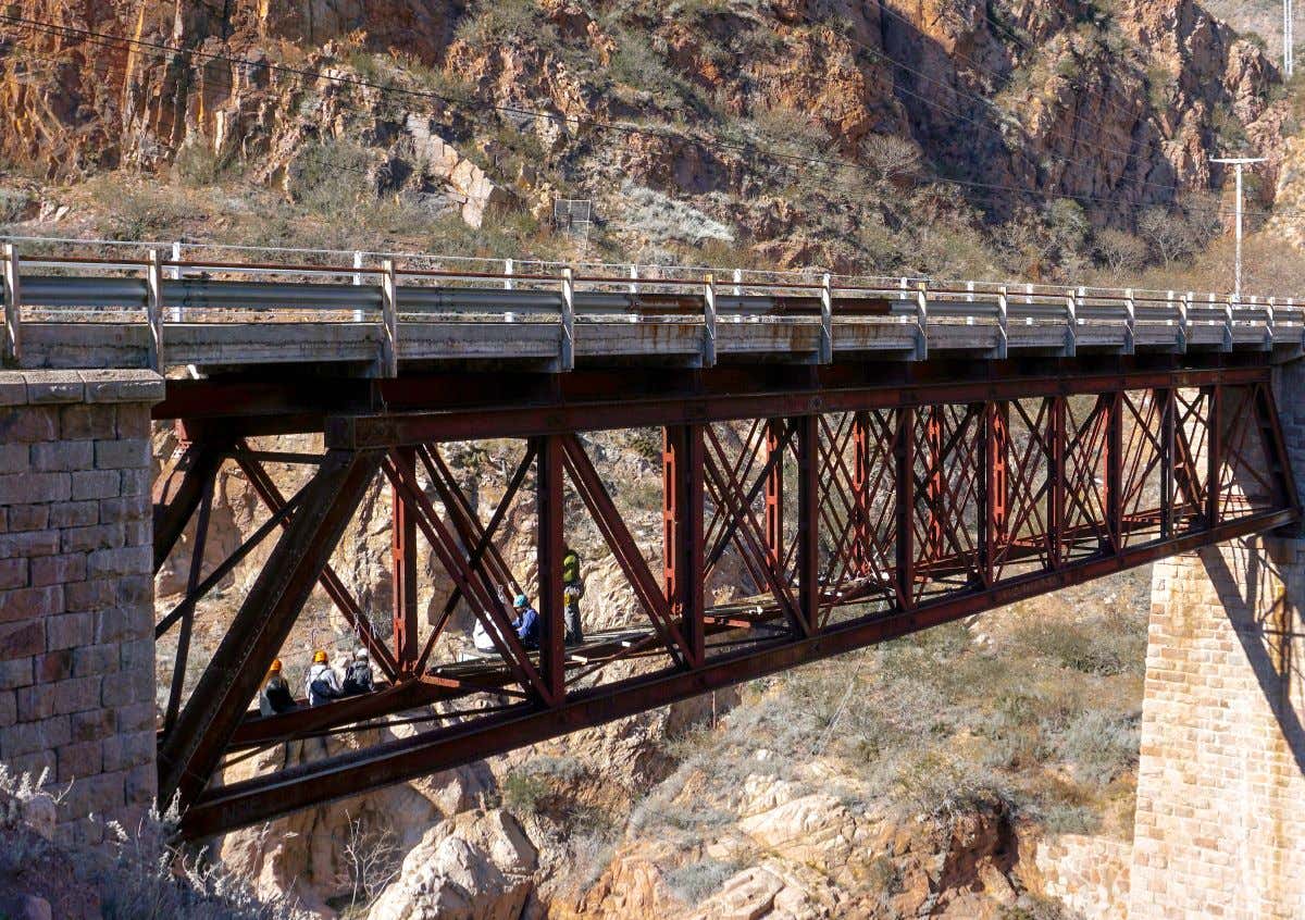 El puente de Cacheuta rodeado de las montañas rocosas de la región