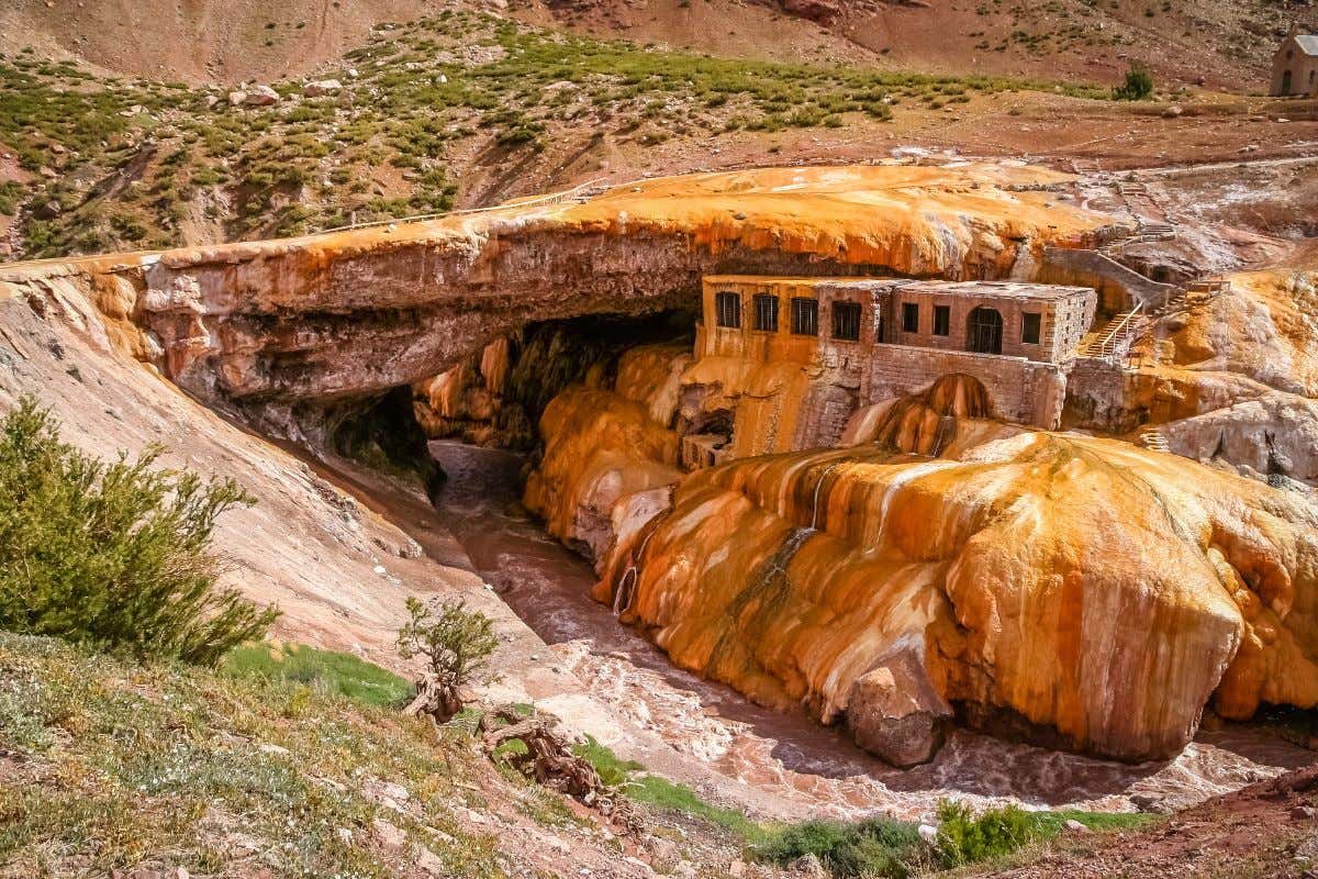 Puente Inca sobre el río Mendoza, donde se aprecia el terreno árido en tono rojizos