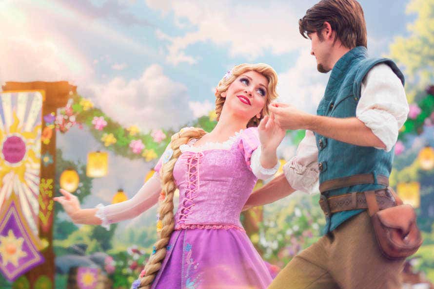 Rapunzel y Flynn bailando en Disneyland Paris