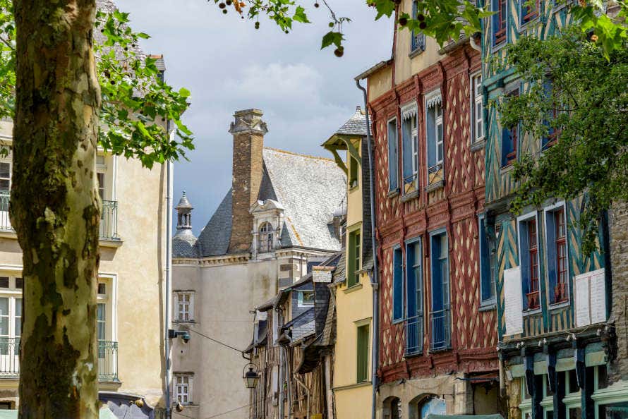 Fachadas de entramados de madera de colores en el centro de Rennes