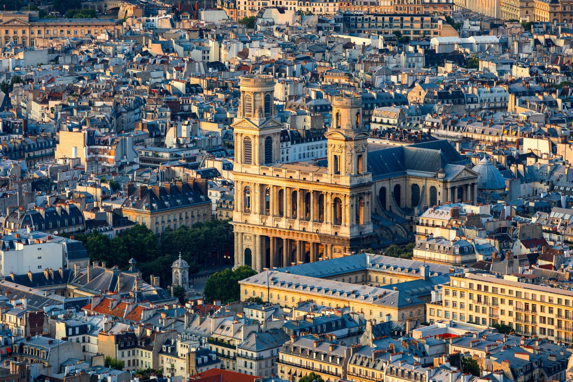 La Église Saint-Sulpice vista desde el cielo durante la tarde