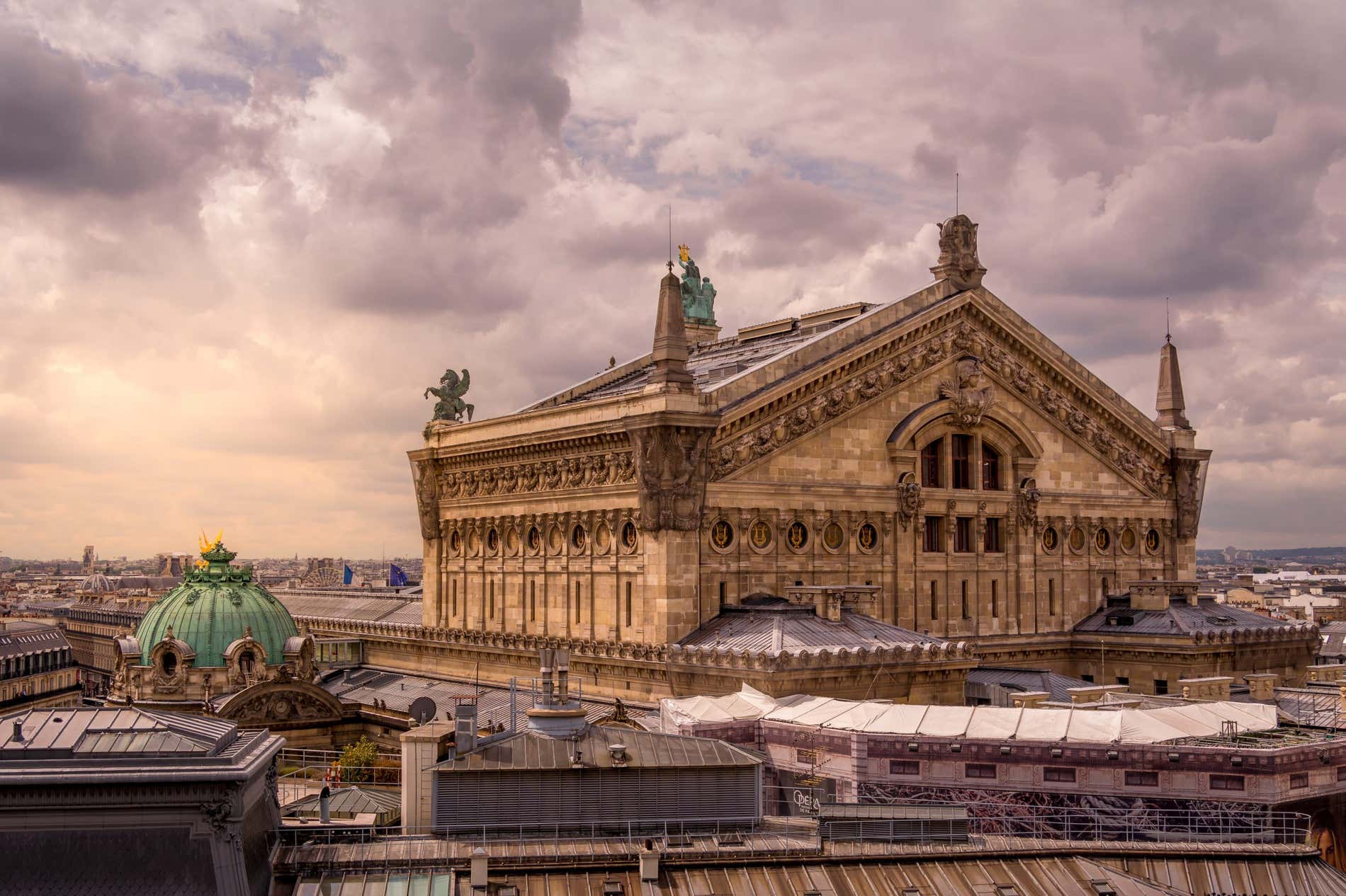 El Palais Garnier de París visto desde lejos durante la tarde
