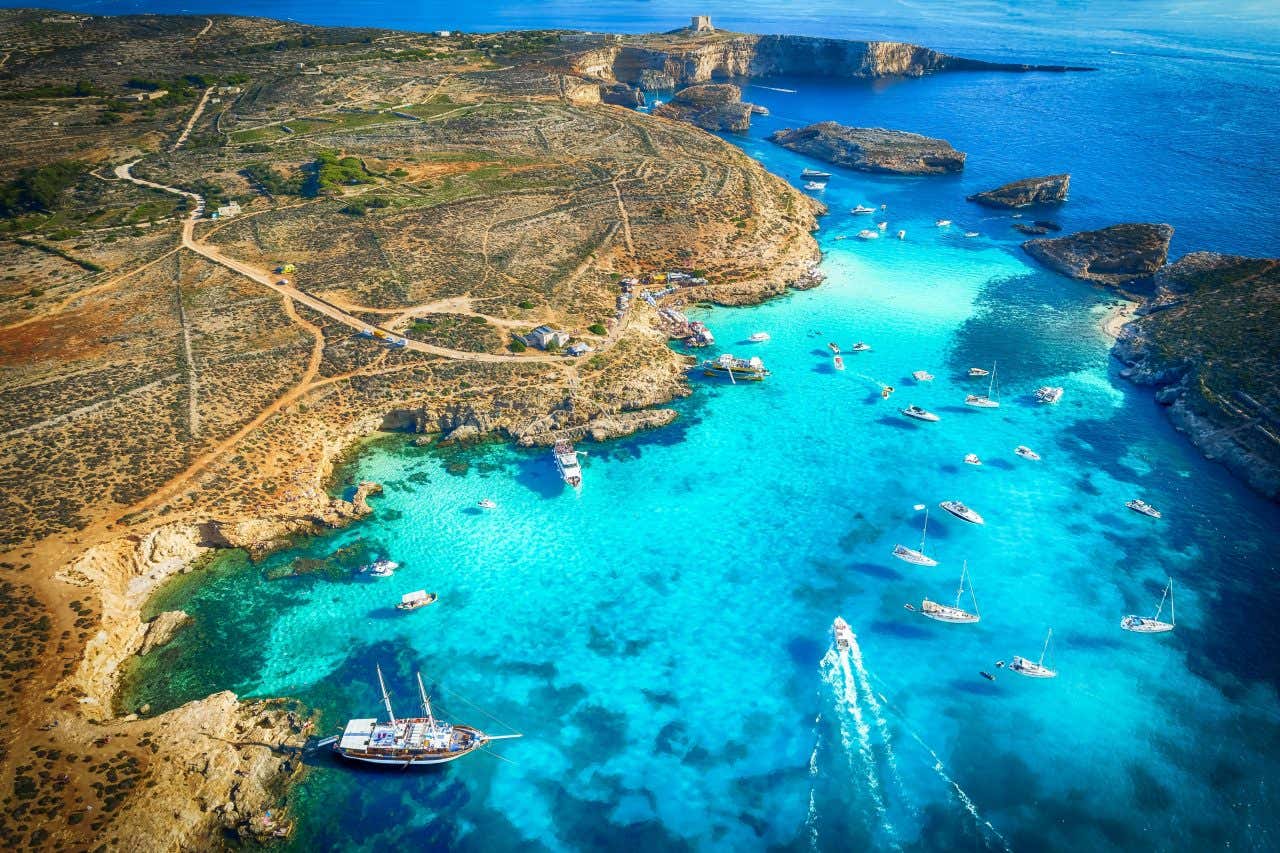 Vue aérienne sur le Blue Lagoon avec des bateaux de plaisance en train de naviguer