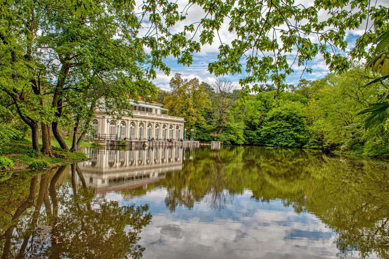 Um dos belos lagos do Prospect Park, com um edifício refletido nele, uma visita obrigatória no Brooklyn