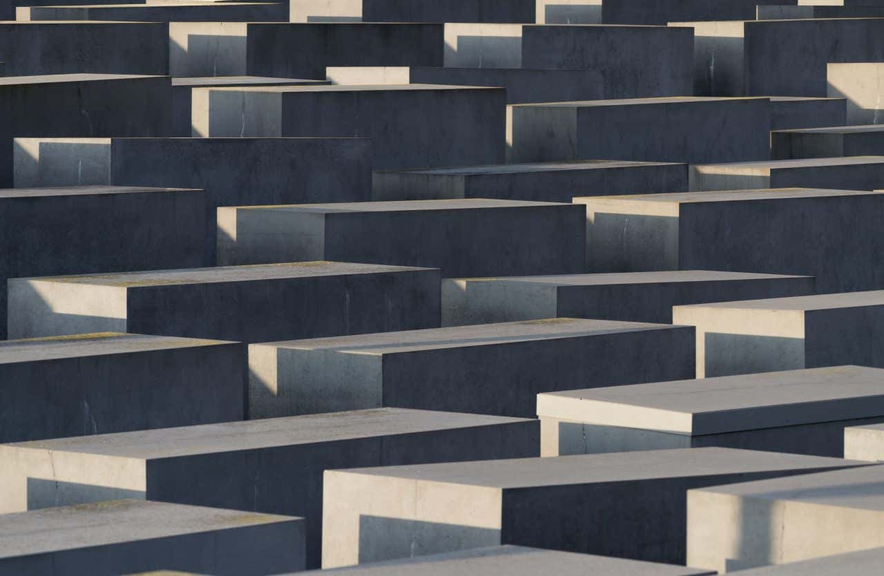 Gros plan sur des stèles du Mémorial de l'Holocauste de Berlin, un lieu où faire une visite