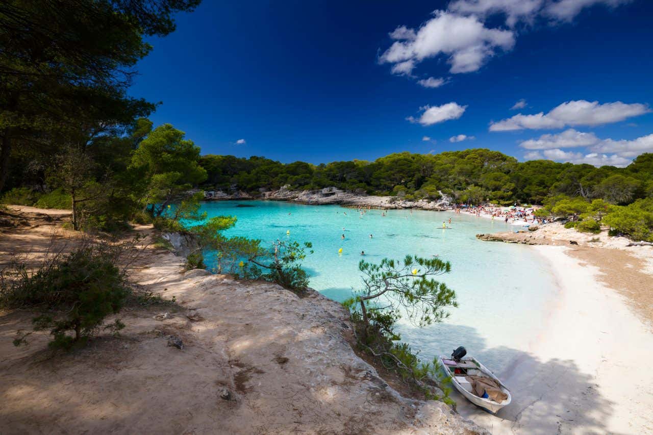 Vue sur Cala Turqueta, un endroit à voir à Minorque