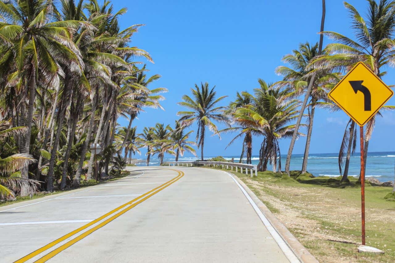Uma bela estrada de San Andrés afastada e com sinalização de trânsito