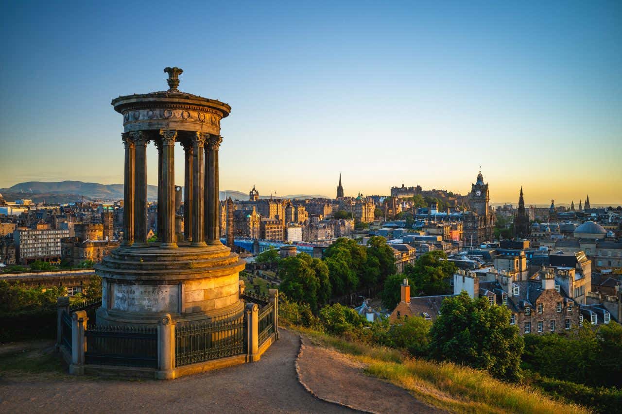 Vue sur Édimbourg au coucher du soleil depuis Calton Hill, un endroit à découvrir à Édimbourg