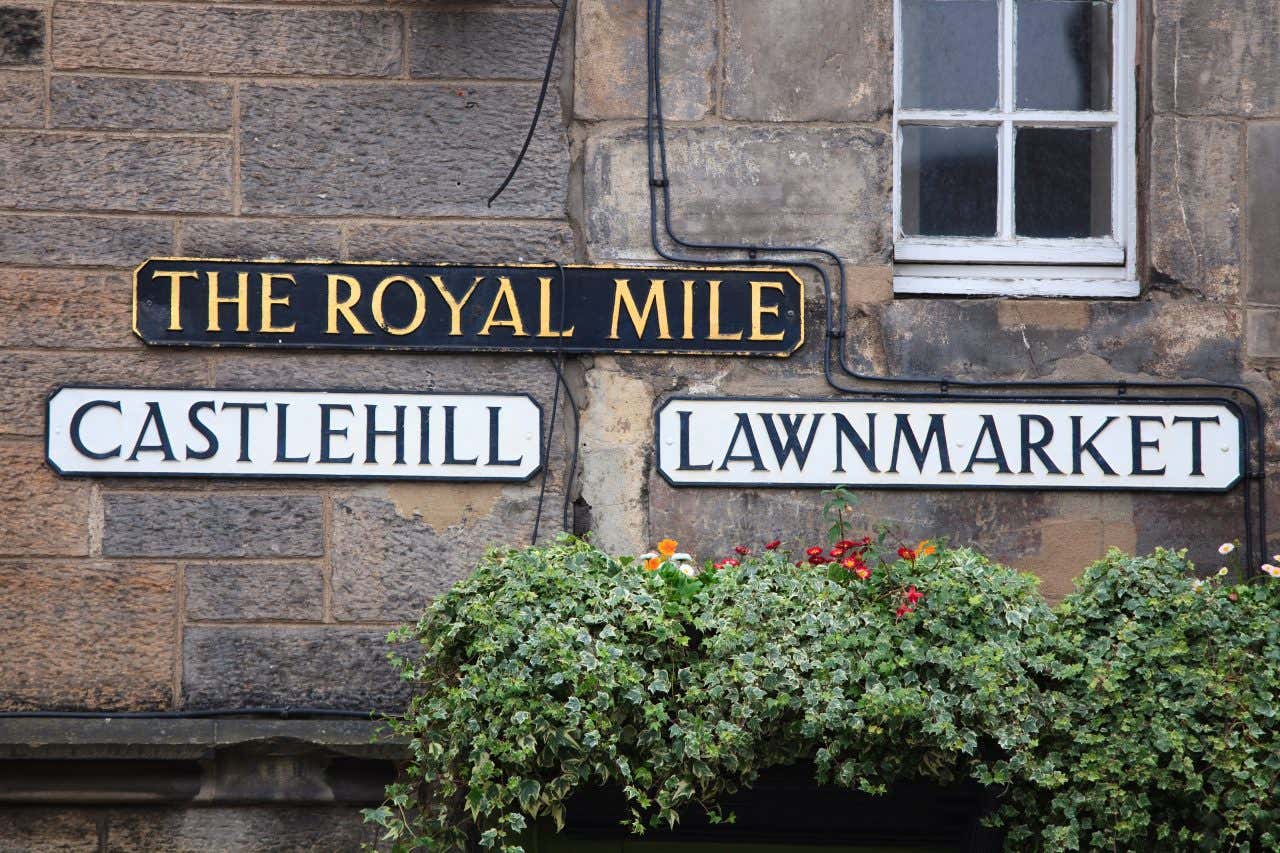 Pancarte indiquant les incontournables du Royal Mile, une visite à faire à Édimbourg