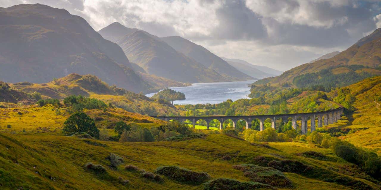 Vue sur le viaduc de Glenfinnan dans les Highlands, un paysage spectaculaire où faire une excursion depuis Édimbourg, à bord du train de Harry Potter