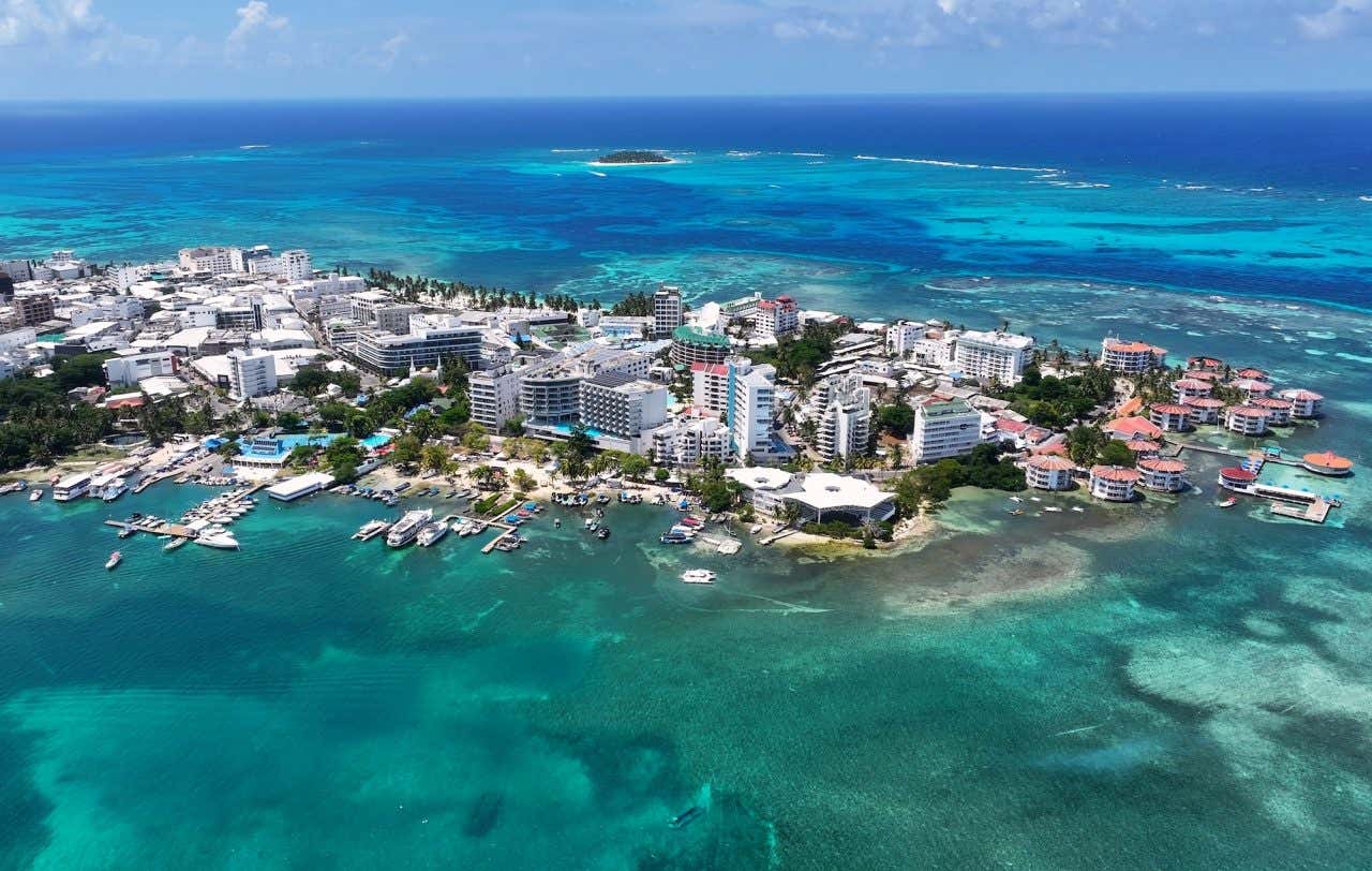 Vista aérea de San Andrés, repleta de edifícios rodeados pelo Mar de Sete Cores