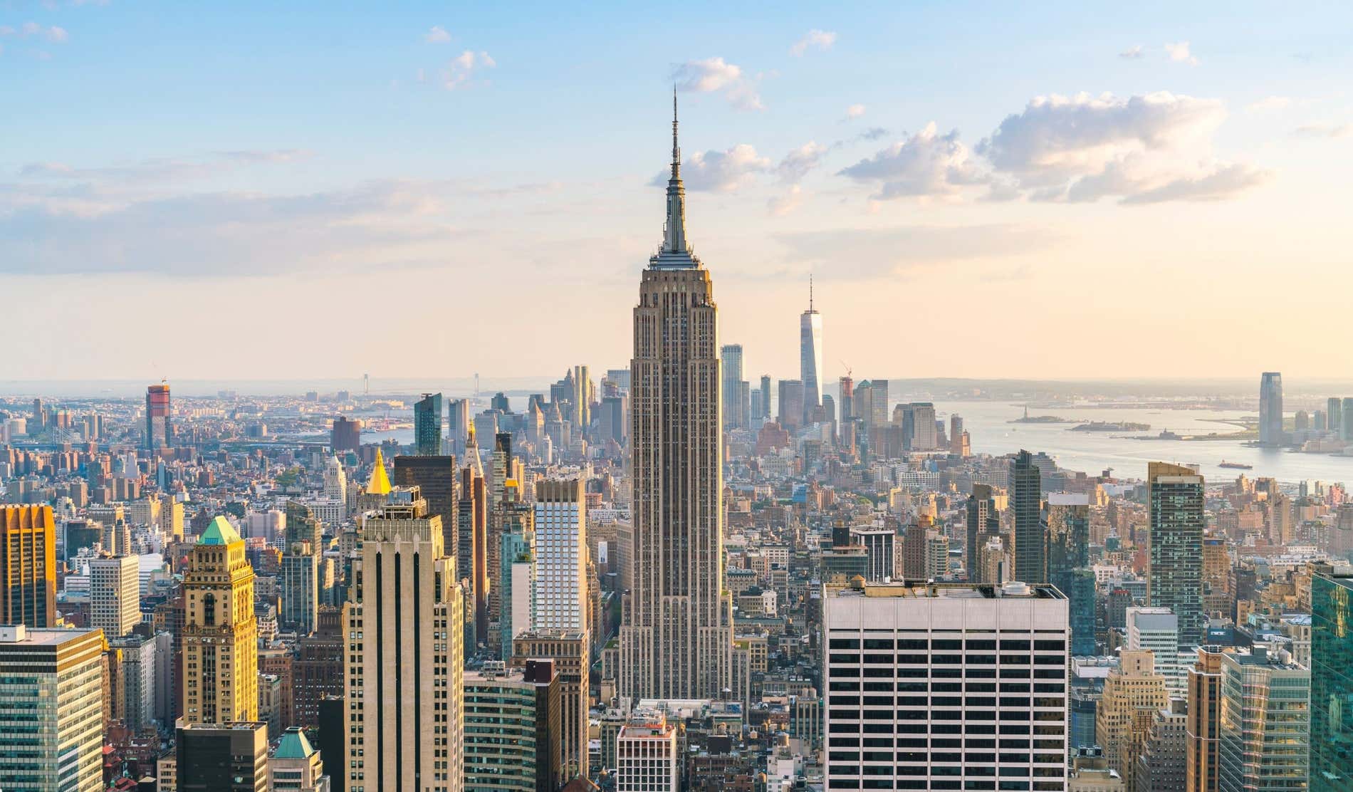 Views of New York and its skyscrapers.