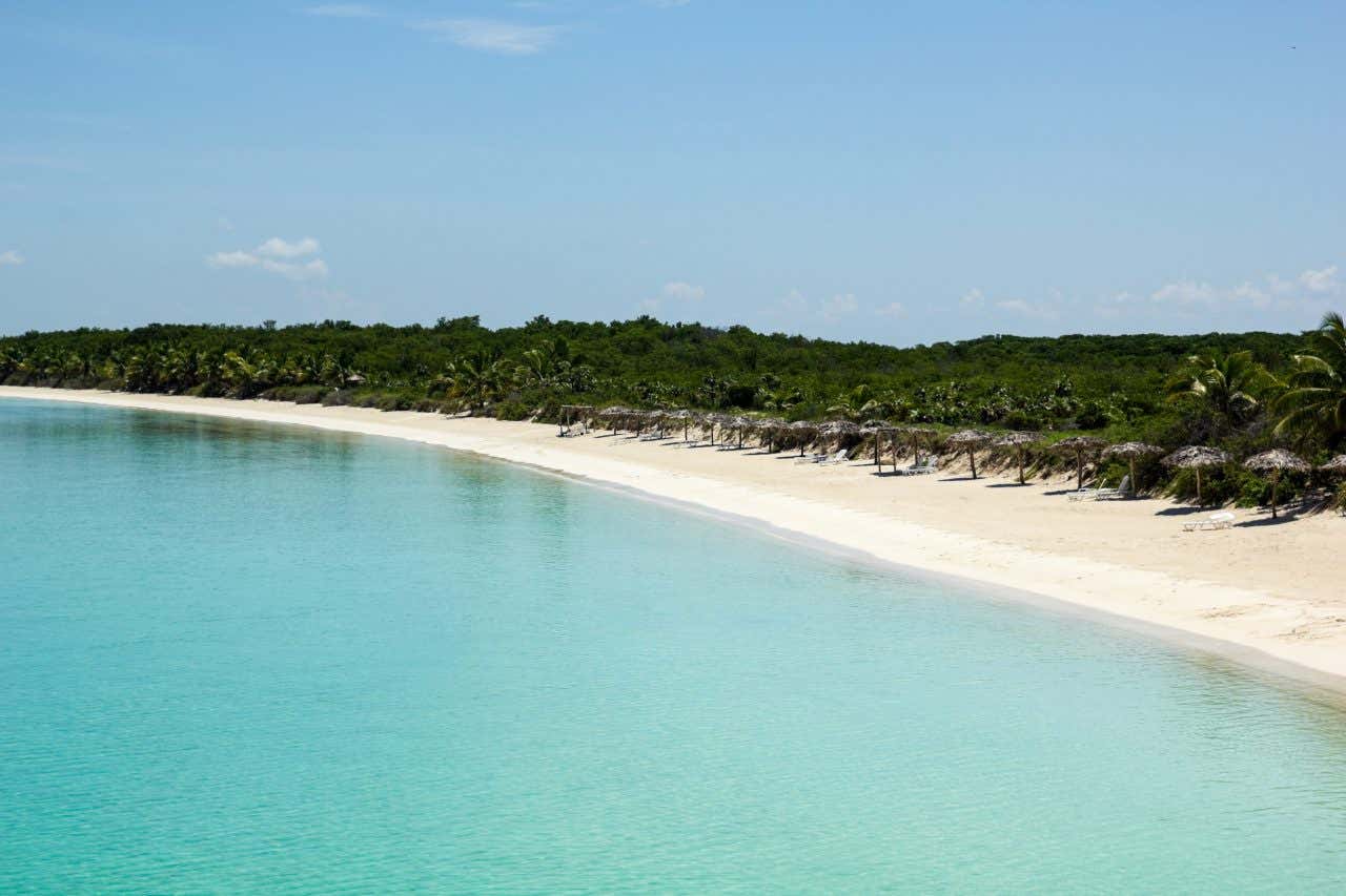 Una spiaggia di sabbia bianca e mare turchese cristallino sulla piccola isola di Cayo Santa María a Cuba, una delle migliori destinazioni di maggio