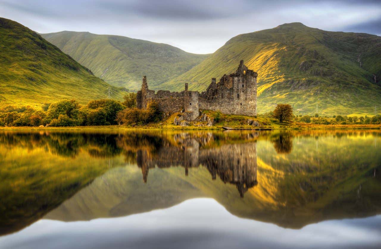 Un château en ruines dans les Higlands écossaises, paysage verdoyant