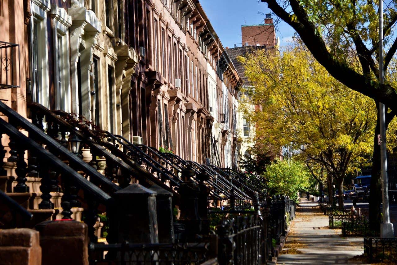 As encantadoras ruas de Bedford-Stuyvesant e seus edifícios brownstones, uma das zonas imperdíveis que visitar no Brooklyn