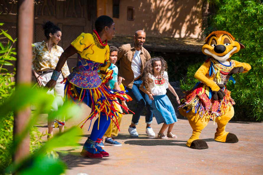 Una familia con niños bailando junto a Timón y sus bailarines