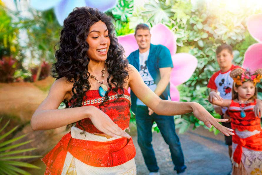 Vaiana bailando junto a una niña en Disneyland® Paris