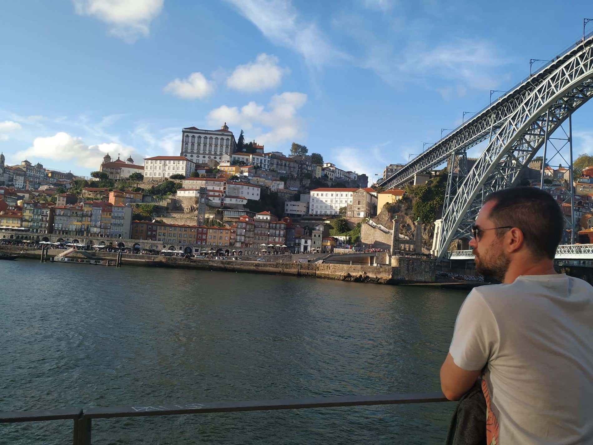 Diego posando de espaldas en el Puente Don Luis I de Oporto