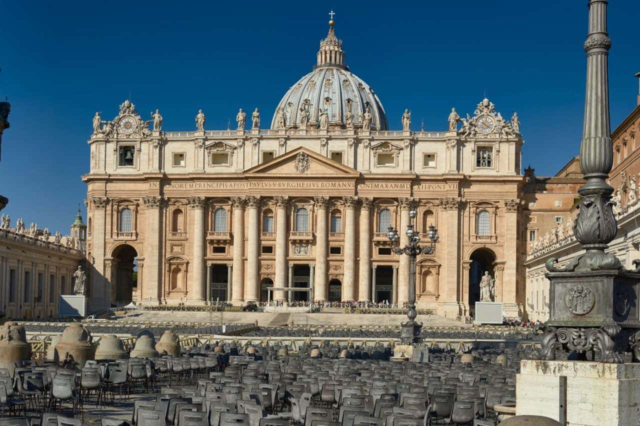 Basílica de San Pedro con varias sillas vacías en su plaza