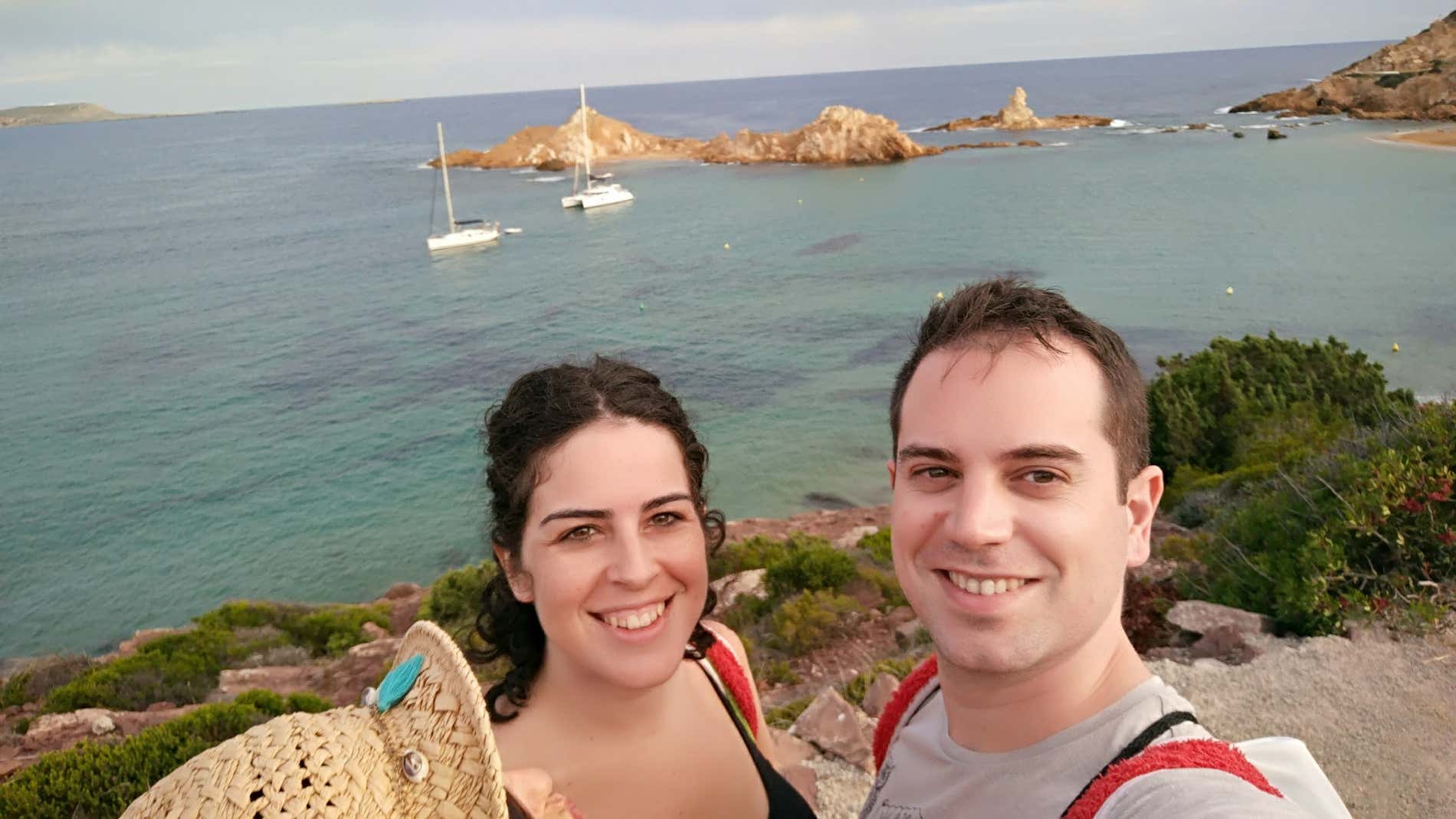 Diego y Laura haciéndose un selfie con el mar de Menorca al fondo