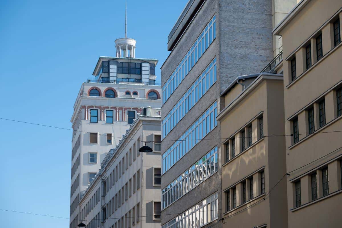 Un edificio moderno visto desde un ángulo en perspectiva
