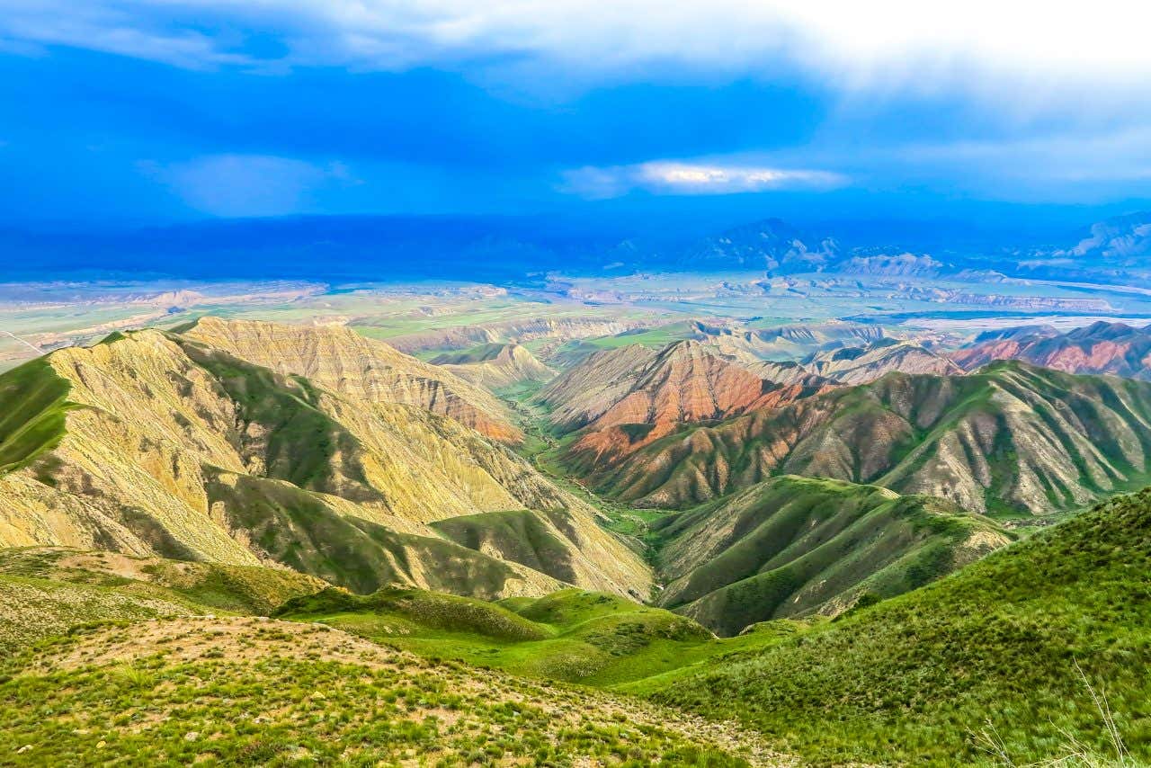 Paisaje pintoresco de la cordillera Fergana con cielo nublado por la tarde