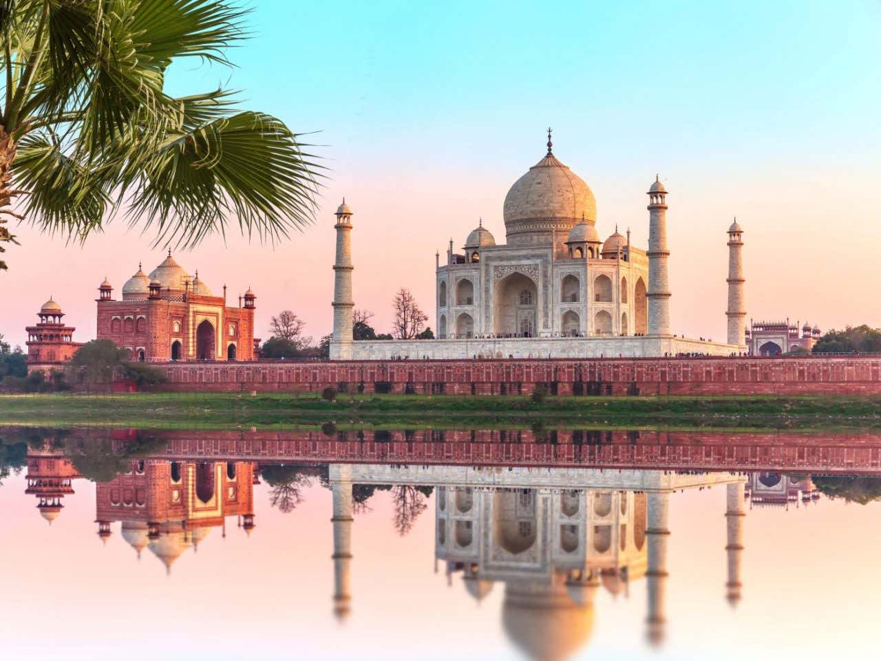 El Taj Mahal a orillas del río Yamuna durante el atardecer de tonos rosas