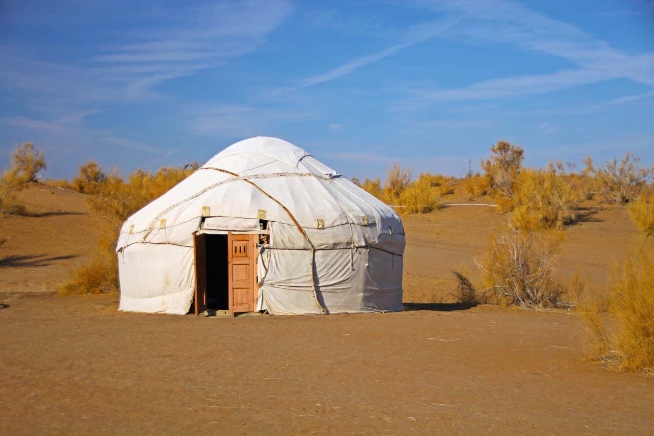 Una yurta en el desierto de Kyzil Kum en Uzbekistán