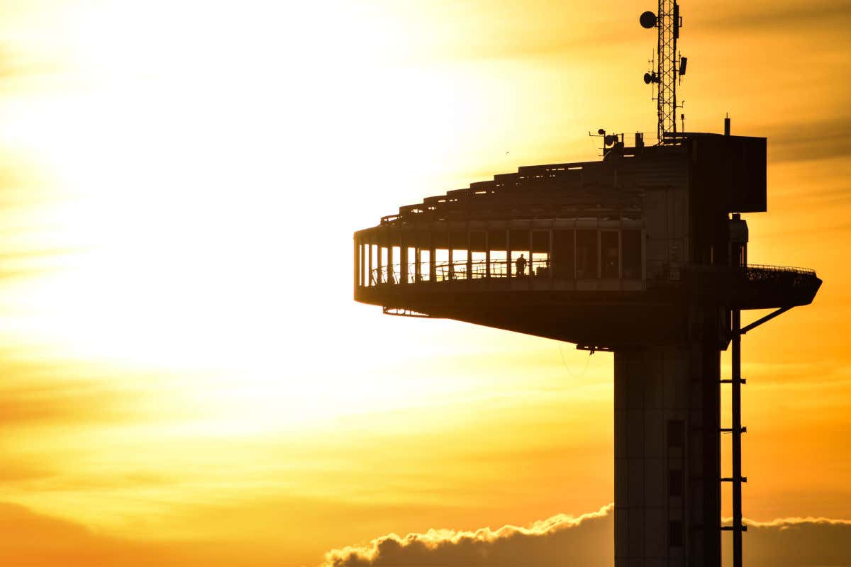 Atardecer en el Faro de Moncloa, una estructura con un mirador acristalado en su parte alta