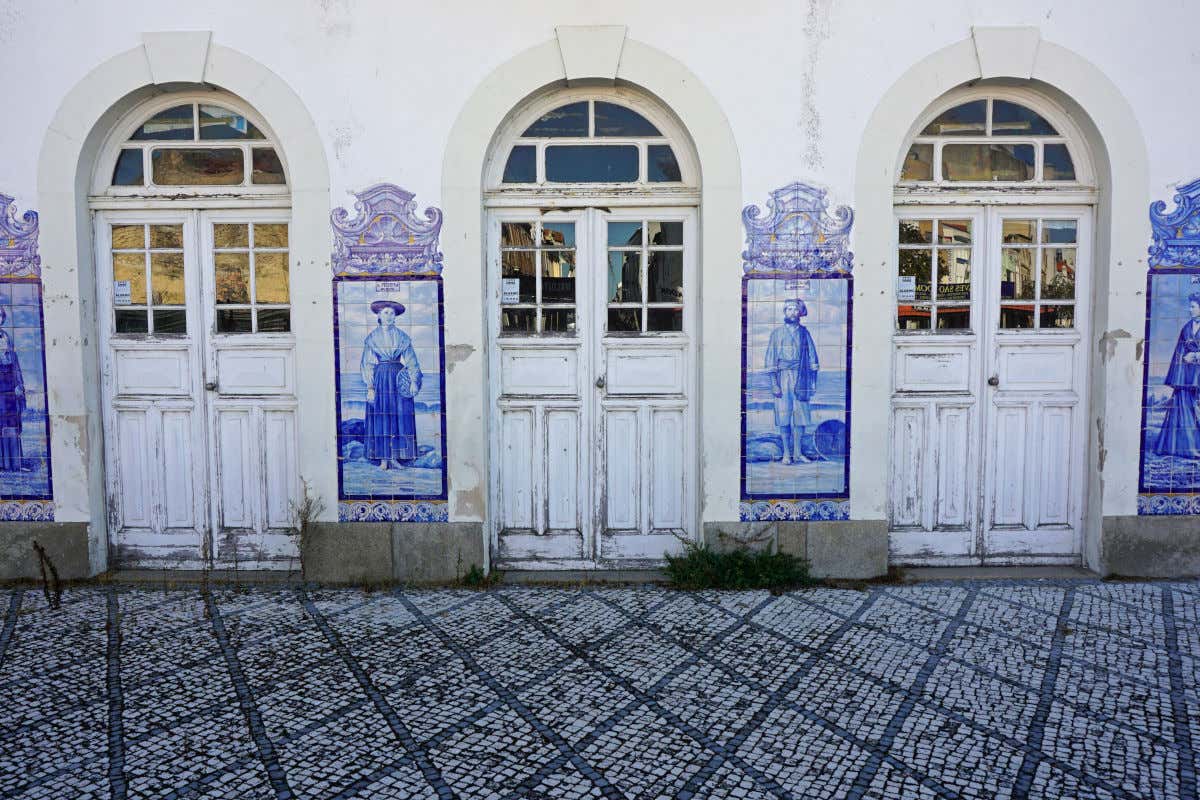 Varios azulejos decorando las puertas de una antigua estación de trenes
