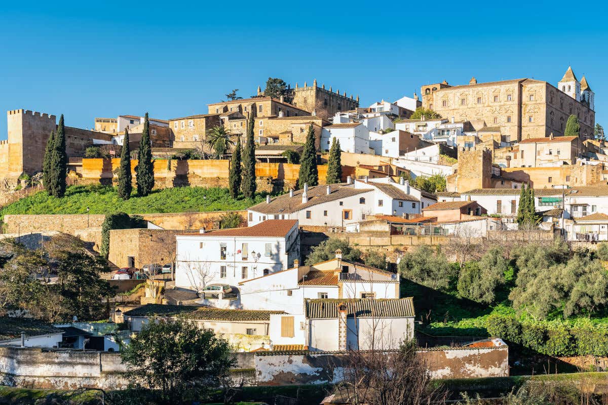 Panorámica del centro histórico de Cáceres desde un mirador que ofrece vistas a varios palacios y torres medievales