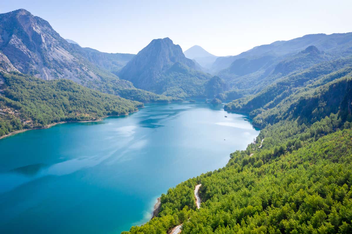 Vista aérea de un cañón natural rodeado de montañas y de una verde vegetación