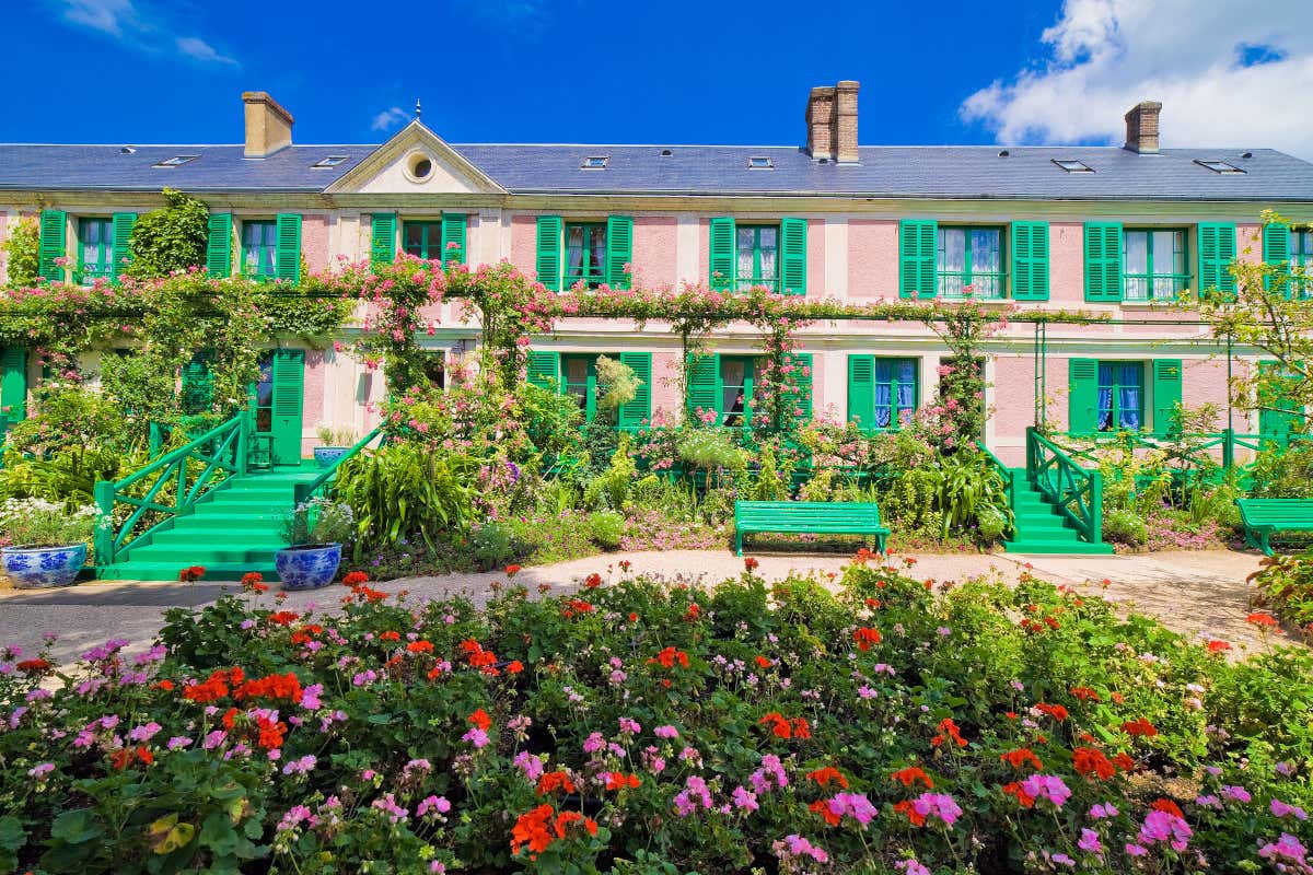 Exterior de una casa con flores, perteneciente a la vivienda de Monet en Giverny, Normandía