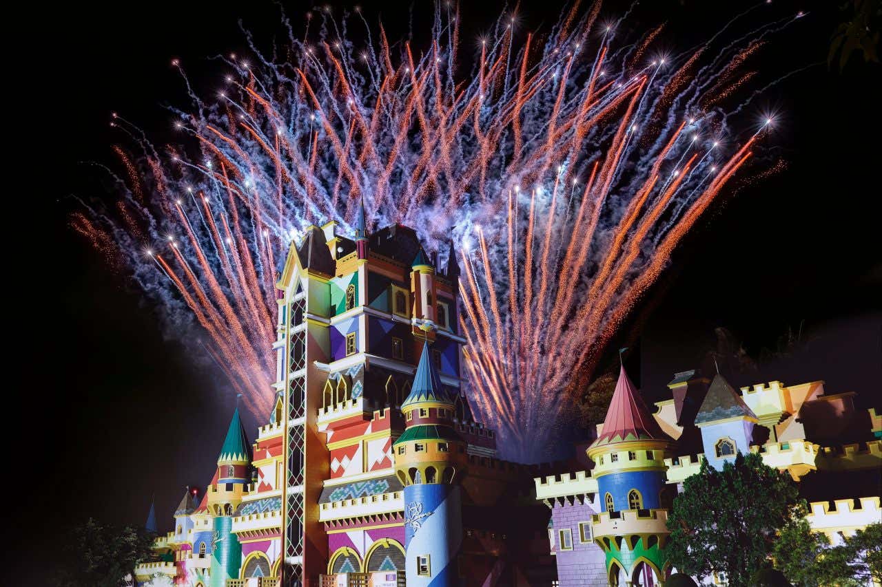 Entrada colorida do Beto Carrero World, o maior parque de diversão do Brasil, com fogos de artifício à noite