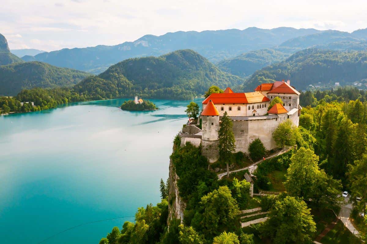 El castillo de Bled sobre el lago y el valle al fondo