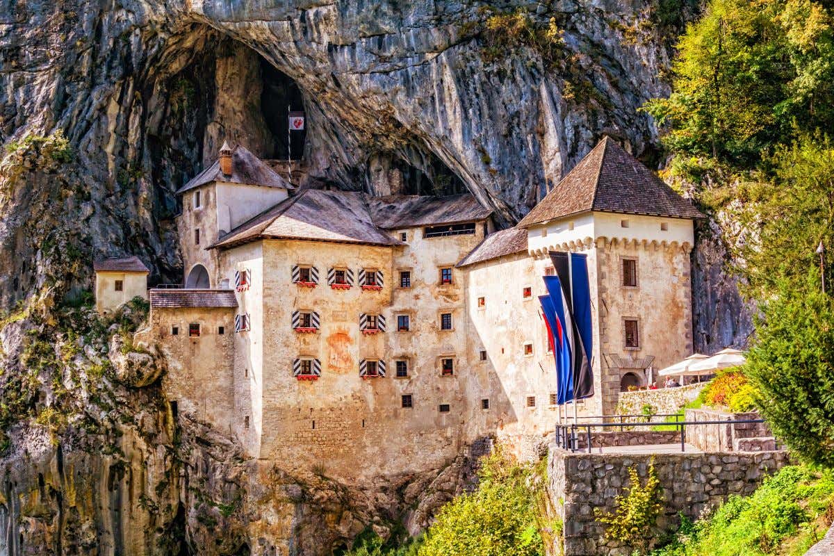 Un castillo histórico incrustado en las formaciones rocosas de un acantilado