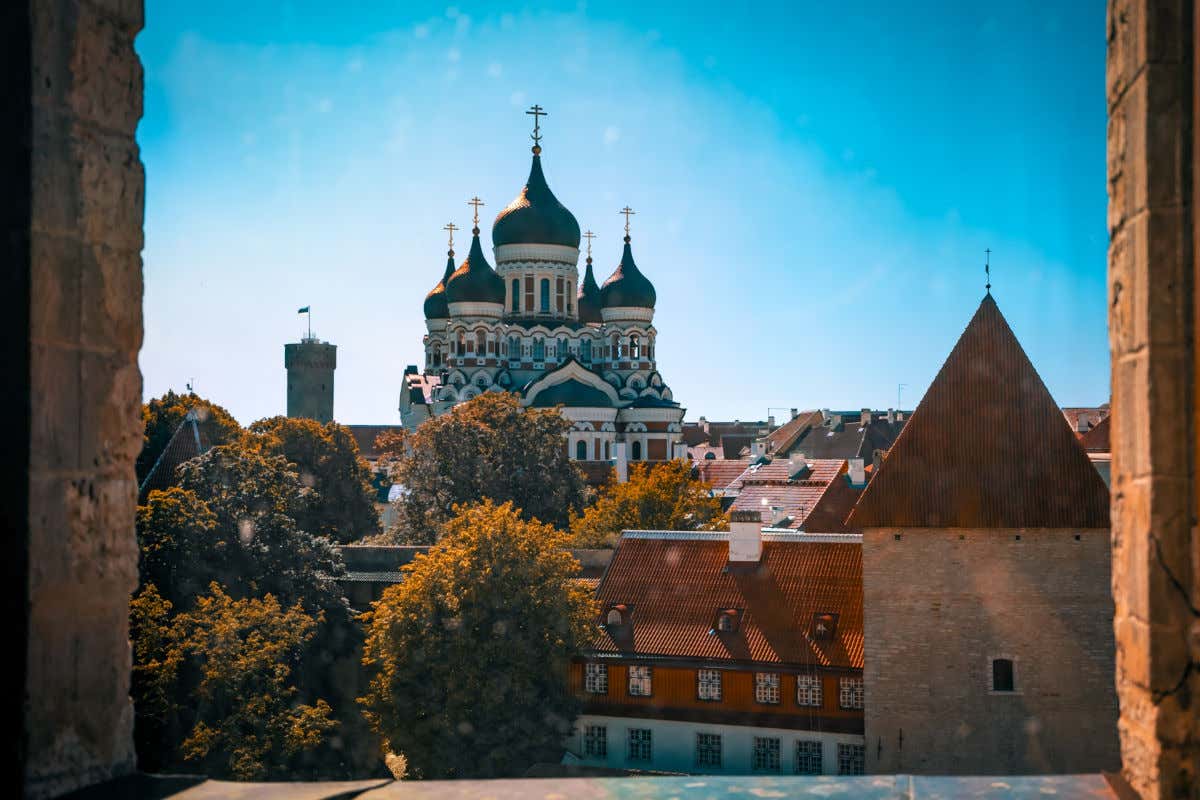 Una catedral ortodoxa con varias cúpulas en forma de bulbos en un día despejado en Tallin