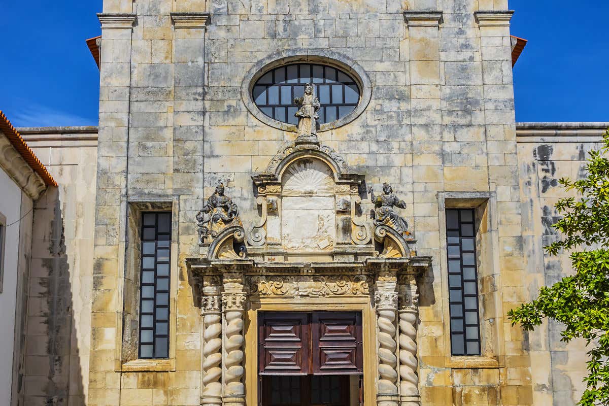 Pórtico de entrada de la catedral de Aveiro precedido por cuatro columnas de piedra