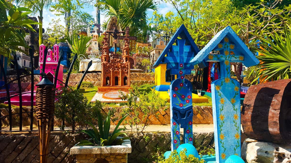 Cementerio mexicano colorido en el parque Xcaret en la Riviera Maya