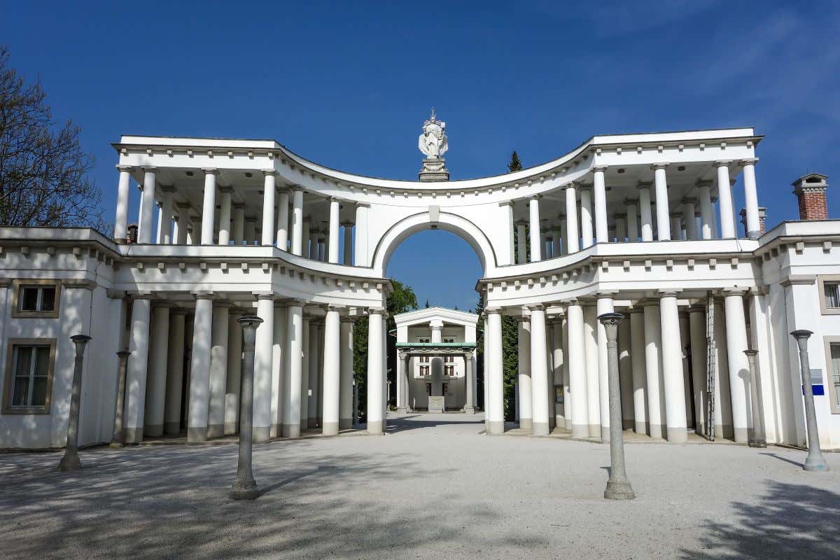 La entrada al cementerio Žale de Liubliana donde se aprecia una estructura histórica con varias columnas