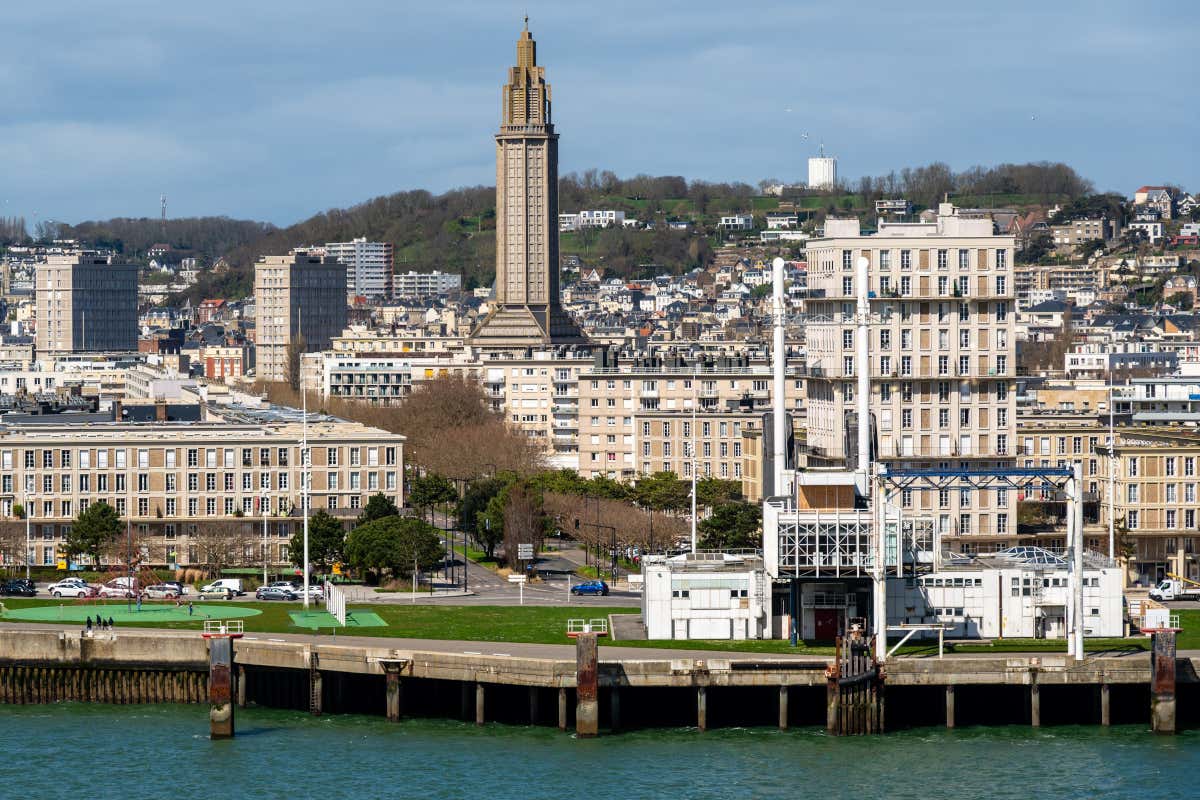 Panorámica de la ciudad costera de Le Havre, donde destaca el campanario de la iglesia de San José, que se asemeja a un faro