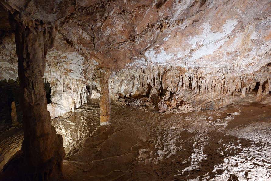 Estalactitas y estalagmitas en el interior de la cueva de Can Marçà