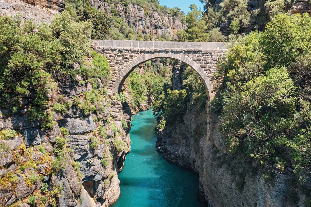Vista de un puente de piedra sobre un cañón